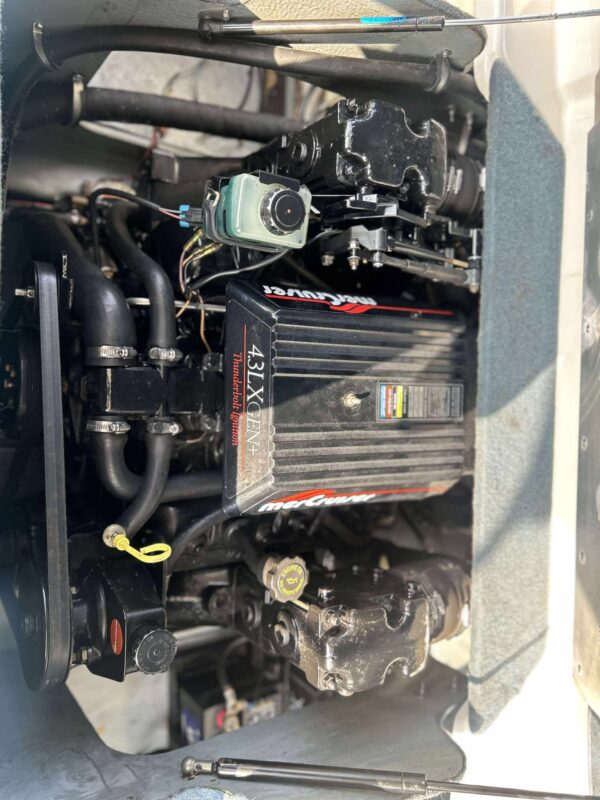 Maxum 1900 SR met 200 pk V6 Mercruiser en trailer - Afbeelding 15